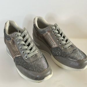 Cestfini gray metallic wedge heel sneaker women’s size9